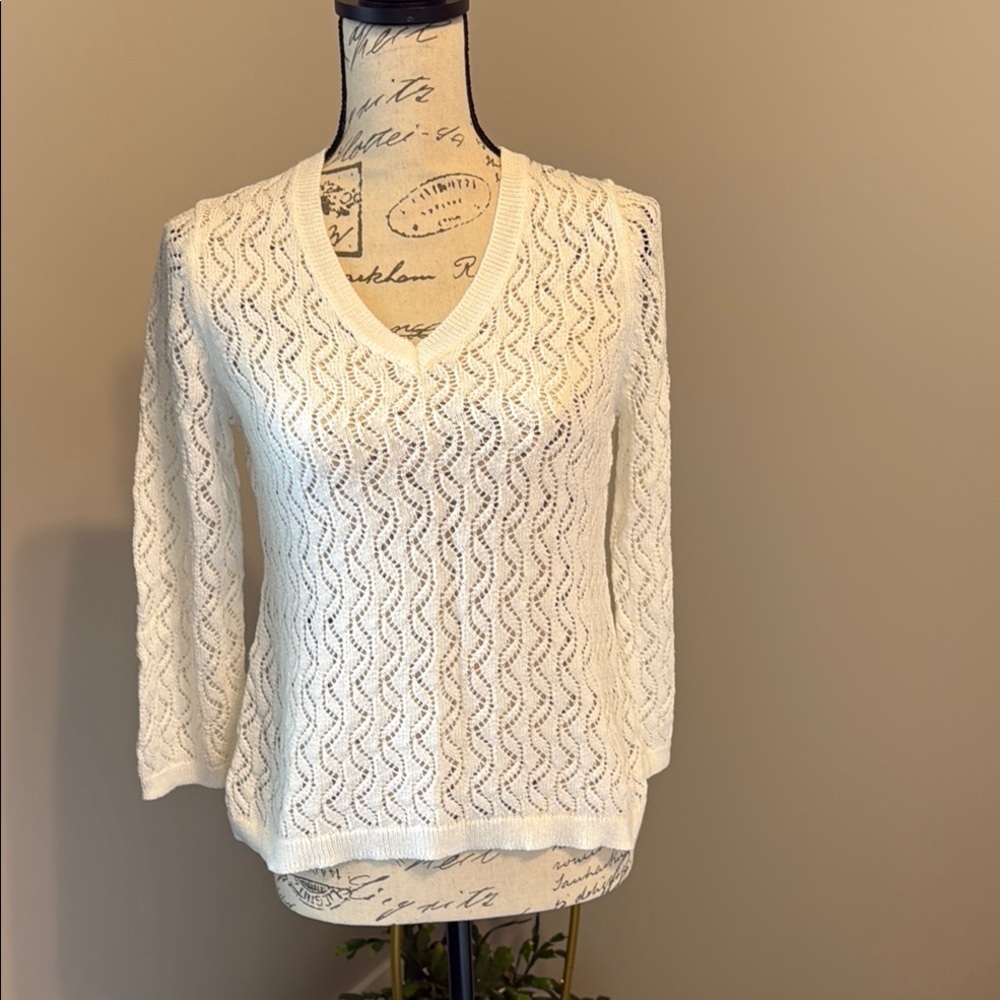 EUC LOFT White Pointelle V-Neck Sweater - Large​​